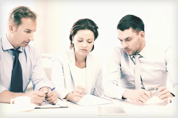 Verksamhet team diskutera något i office — Stockfoto