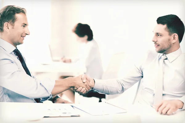 Hombres de negocios estrechando la mano en la oficina — Foto de Stock