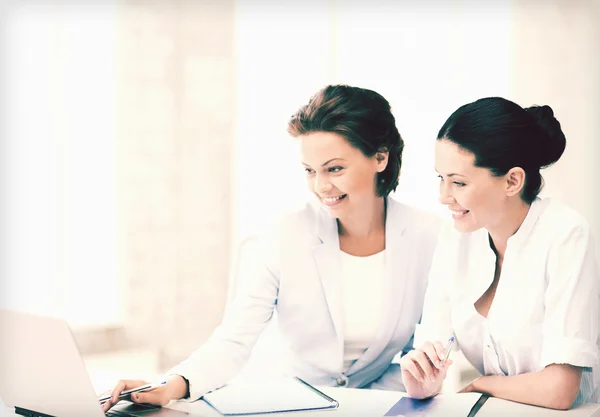 Vrouwelijke ondernemers werken met laptop in office — Stockfoto