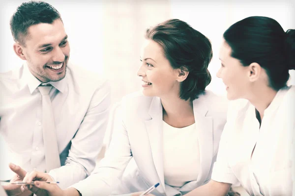 Equipe de negócios tendo discussão no escritório — Fotografia de Stock