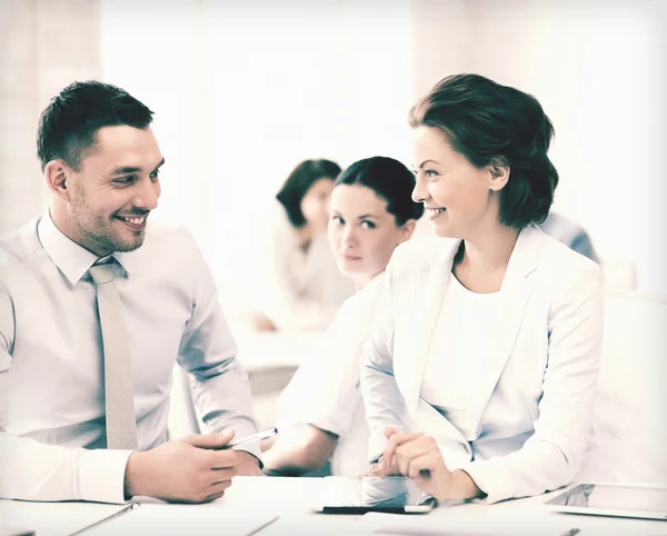 Usiness collega's praten in office — Stockfoto