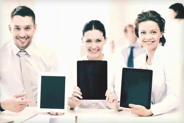 Equipe de negócios mostrando tablet pcs no escritório — Fotografia de Stock