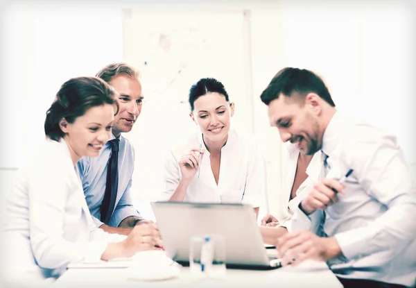 Equipe de negócios que tem reunião no escritório — Fotografia de Stock