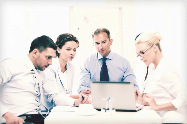 Geschäftsteam trifft sich im Büro — Stockfoto