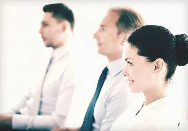 Empresários e empresárias em conferência — Fotografia de Stock