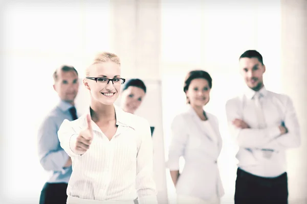 Affärskvinna i office showign tummen upp — Stockfoto