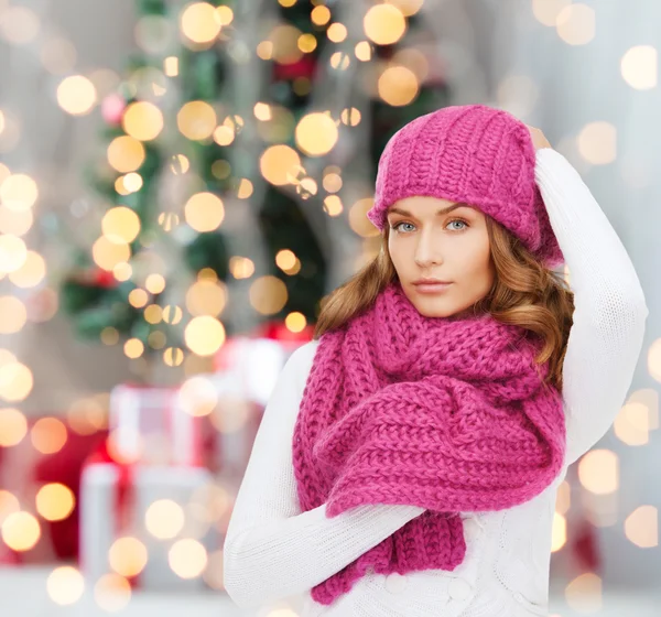 Lachende jonge vrouw in winterkleren — Stockfoto