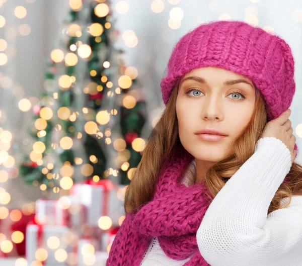 Sorridente giovane donna in abiti invernali — Foto Stock