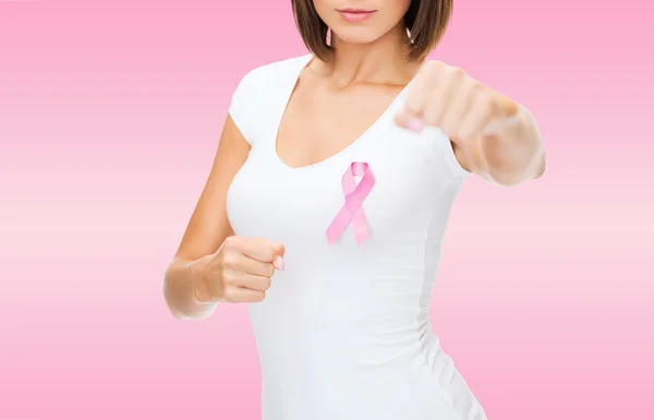 Närbild ung kvinna med cancer awareness ribbon — Stockfoto