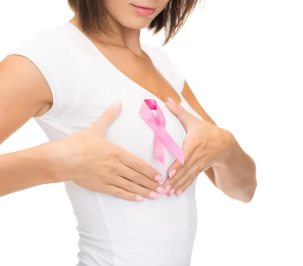 Vrouw met roze kanker bewustzijn lint — Stockfoto