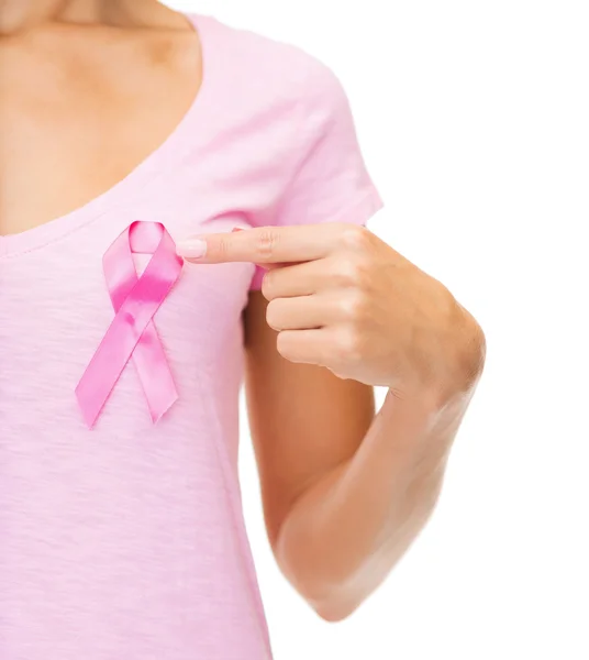Kobieta z wstążką świadomości raka różowy — Zdjęcie stockowe