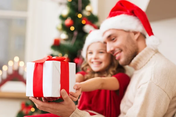 Close up of father and daughter with gift box — Stock Photo, Image