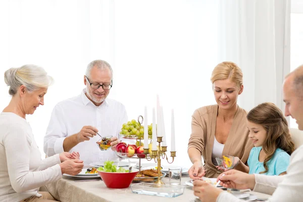 自宅で休日の夕食を持っている笑顔の家族 — ストック写真