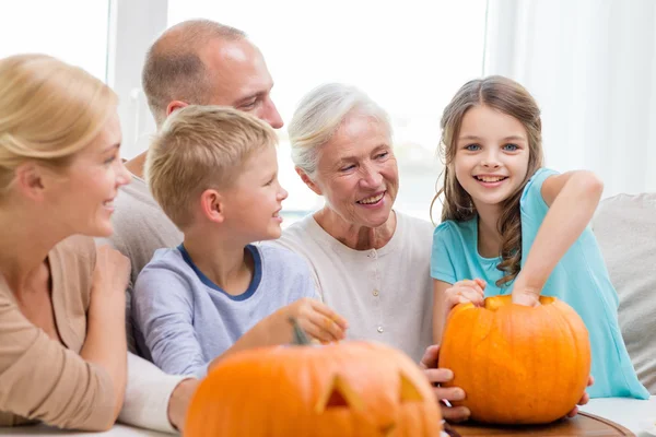 Zittend met pumpkins thuis en gelukkige familie — Stockfoto