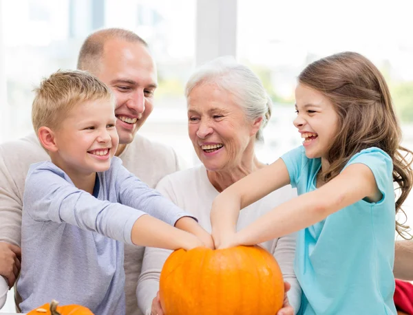 Zittend met pumpkins thuis en gelukkige familie — Stockfoto