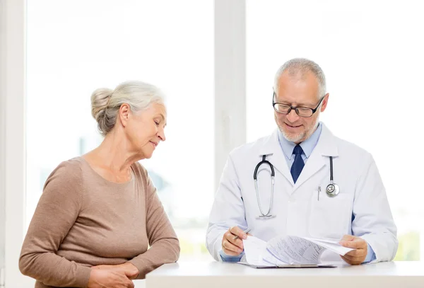 Souriant femme âgée et médecin réunion — Photo
