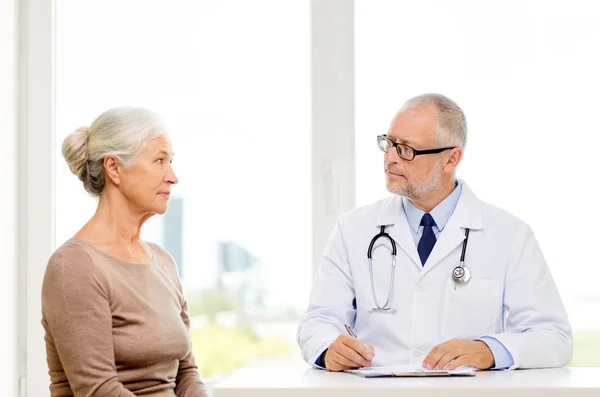 Sênior mulher e médico reunião — Fotografia de Stock