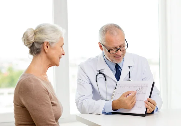 Sonriente mujer mayor y reunión de médico — Foto de Stock