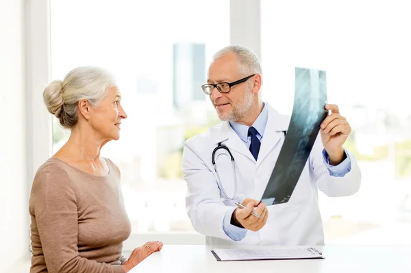 Uśmiechający się starszy kobieta i lekarz spotkanie — Zdjęcie stockowe
