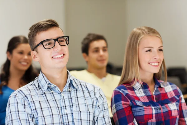 Grupa studentów uśmiechający się w sali wykładowej — Zdjęcie stockowe