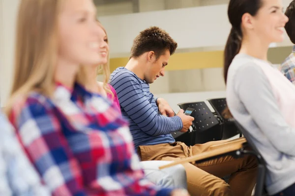 Groep lachende studenten in collegezaal — Stockfoto