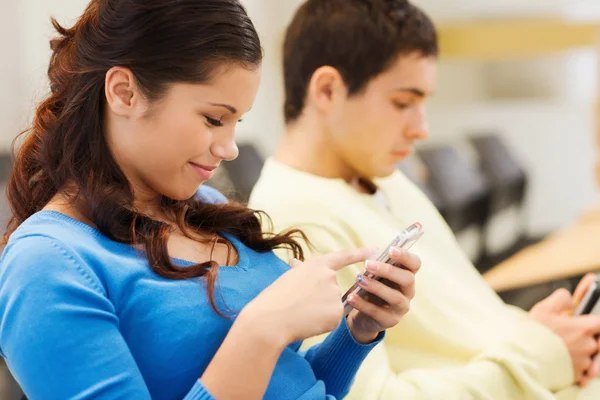 Gruppe lächelnder Studenten im Hörsaal — Stockfoto