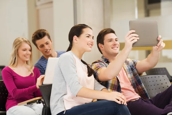 Grupa uśmiechający się studentów z komputera typu tablet — Stockfoto