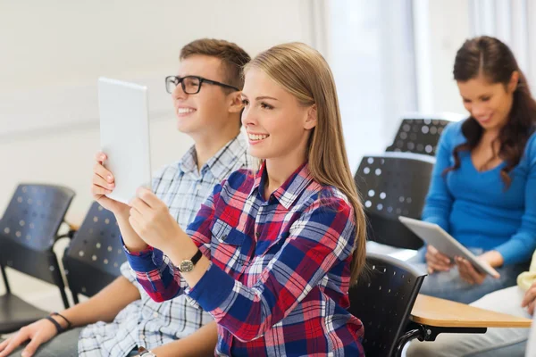 Groupe d'étudiants souriants avec tablette pc — Photo