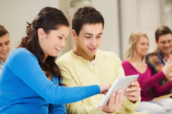 Grupa uśmiechający się studentów z komputera typu tablet — Stockfoto
