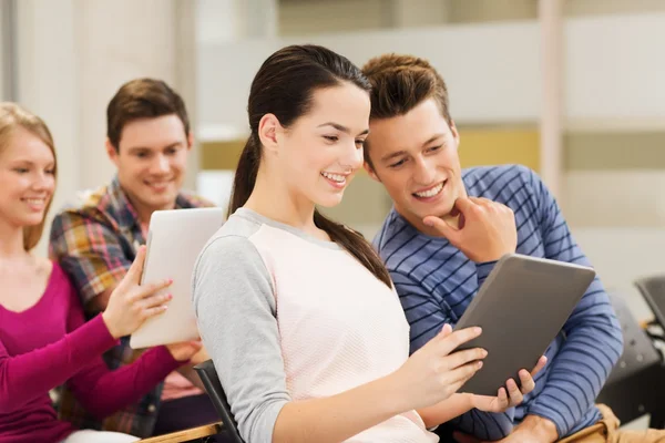 Groupe d'étudiants souriants avec tablette pc — Photo