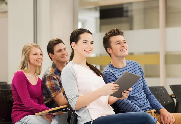 Grupo de estudiantes sonrientes con tableta pc — Foto de Stock