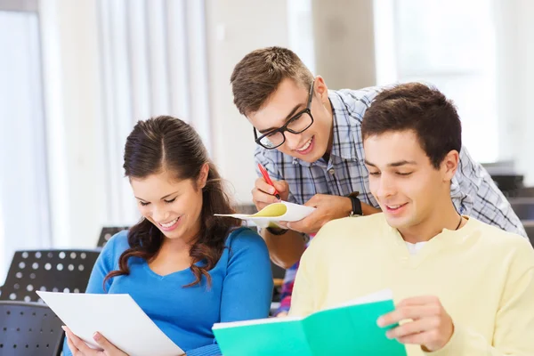 Gruppo di studenti sorridenti con quaderni — Foto Stock