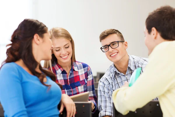 Skupina studentů usmívající se v přednáškovém sále — Stock fotografie
