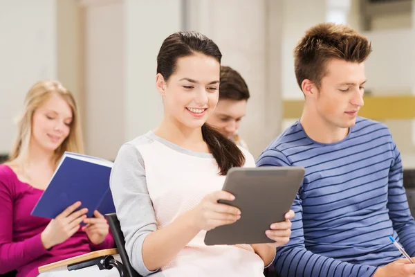 Groupe d'étudiants souriants avec tablette pc — Photo