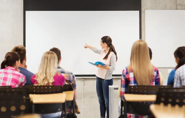 Grupp av leende elever i klassrummet — Stockfoto