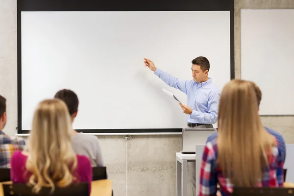 Groupe d'étudiants et d'enseignants avec bloc-notes — Photo