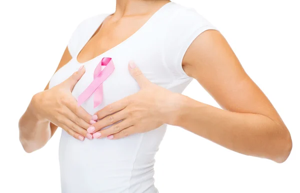 Mulher com fita de consciência de câncer rosa Imagem De Stock