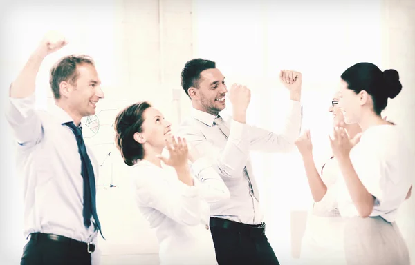 Equipe de negócios comemorando a vitória no escritório — Fotografia de Stock