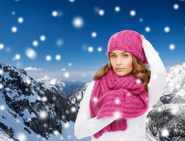 Sorrindo jovem mulher em roupas de inverno — Fotografia de Stock