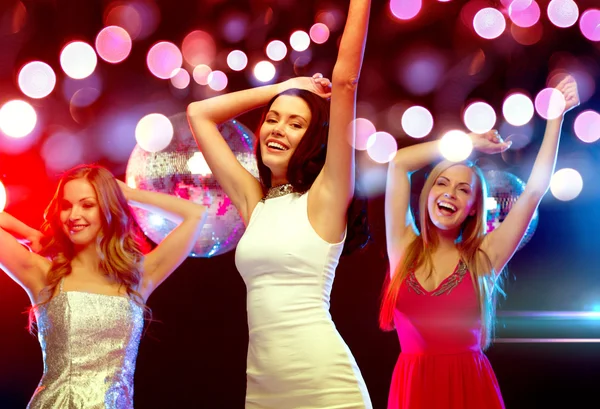 Trois femmes souriantes dansant dans le club — Photo