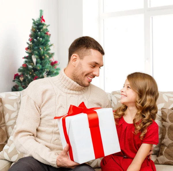 Smiling father and daughter with gift box — Stock Photo, Image