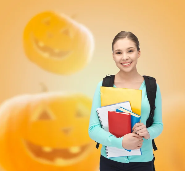 Sorridente studentessa con libri e zaino — Foto Stock