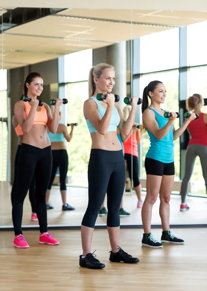 Grupo de mujeres con mancuernas en el gimnasio — Foto de Stock