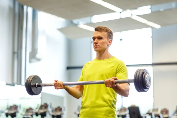 Man doen oefening met barbell in gym — Stockfoto