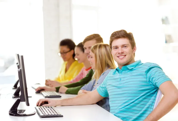 Studente maschio con compagni di classe in classe di computer — Foto Stock