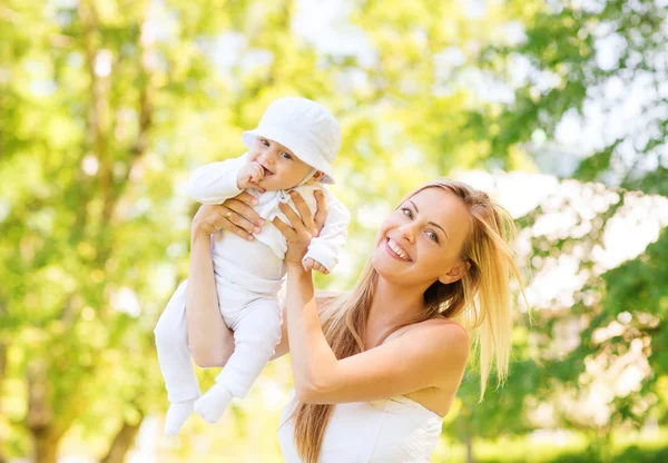 Gelukkig moeder met kleine baby in park — Stockfoto