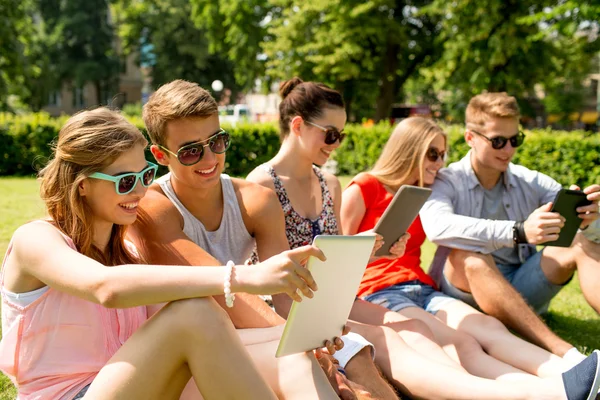 Lachende vrienden met de tablet pc maken selfie — Stockfoto