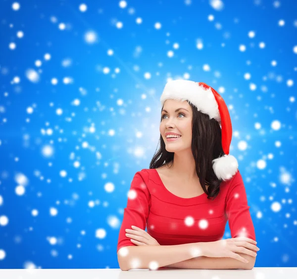 Santa yardımcı şapkalı gülümseyen kadın — Stok fotoğraf