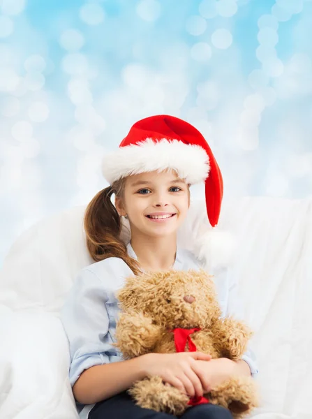 微笑的小女孩的玩具熊 — 图库照片