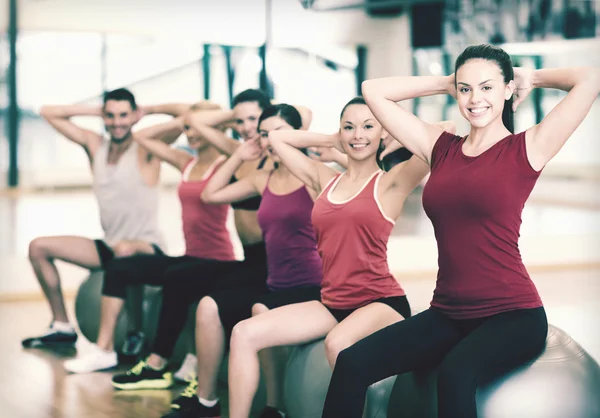 Gruppe von Menschen, die im Pilates-Kurs trainieren — Stockfoto